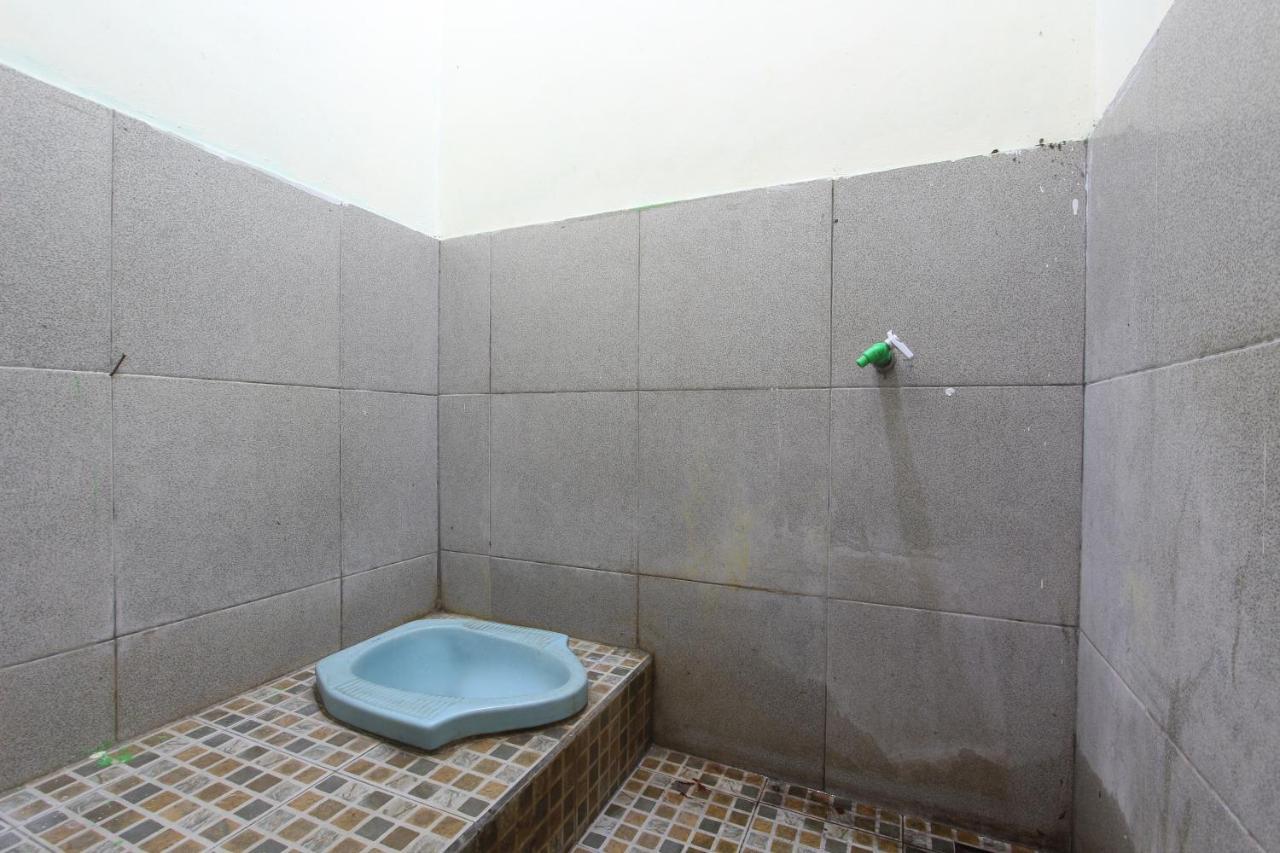 Oyo 92231 Penginapan Tanjung Alang Syariah マカッサル エクステリア 写真