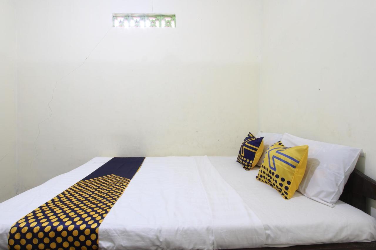 Oyo 92231 Penginapan Tanjung Alang Syariah マカッサル エクステリア 写真
